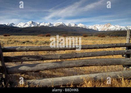 Zaun und Feld in der Nähe von Sägezahn Bergkette an der Highway 75 in Idaho-Nordamerika-USA Stockfoto