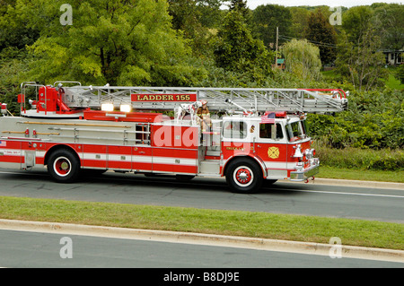 Feuerwehr-Fahrzeuge, die im Brandfall aufbringen parade Stockfoto