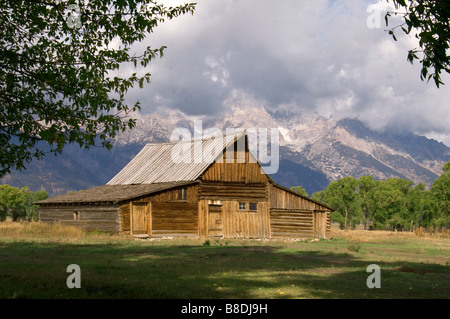 Der Grand Teton Bergkette mit Homestead Ranch und Scheune Stockfoto