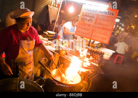 Frau unter Rühren braten Thai chinesisches Essen auf einem Nachtmarkt Thanon Yaowarat Road in Chinatown zentrale Bangkok Thailand Kochen Stockfoto