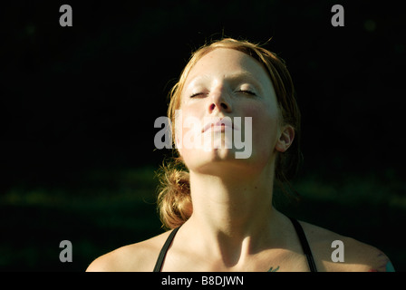 Frau mit Augen geschlossen und den Kopf geneigt, Äsche See, Riding Mountain National Park, Manitoba, Kanada Stockfoto