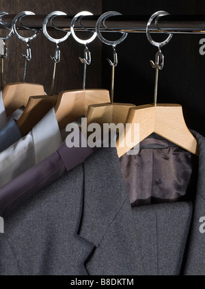 Hemden und Anzüge in einem Schrank Stockfoto