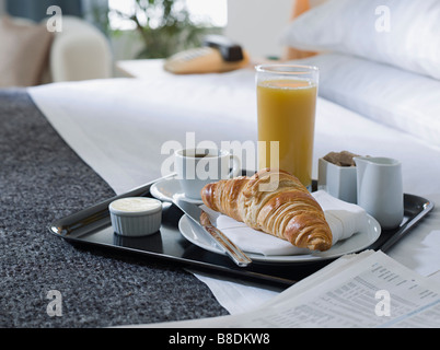 Frühstückstablett auf einem Hotelbett Stockfoto