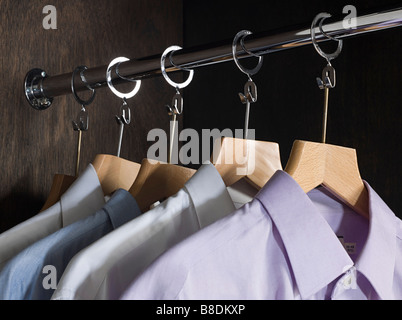 Hemden im Schrank hängen Stockfoto