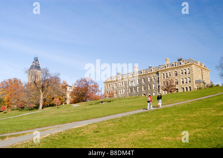 Malerischer Blick auf ein Gebäude der Cornell University auf einem grasbewachsenen Hügel mit Studenten in Ithaca, New York, USA. Stockfoto