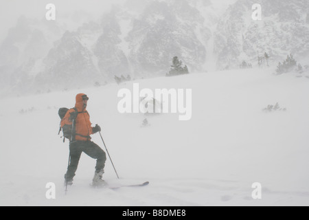 Touring Skifahrer in Schnee Schneesturm Stockfoto