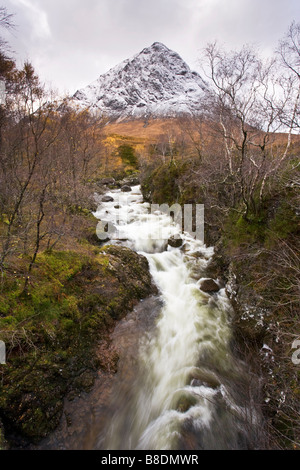 Eine herbstliche schottische Landschaft des Schnees bedeckt Buachaille Etive Mor in Glen Coe, Schottisches Hochland. Stockfoto
