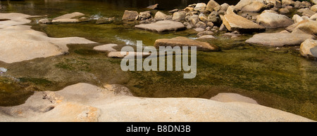 Wenig Strom des Wassers fließt über und um Findlinge in verschiedenen Größen auf der Oberseite Vernal Falls im Yosemite National Park Stockfoto