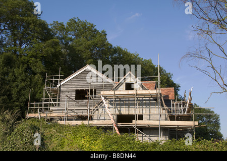 Gerüst an der Hinterseite ein neues Haus auf dem Lande Stockfoto
