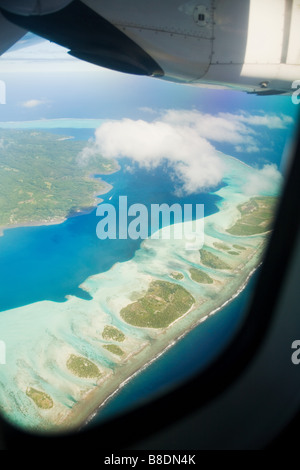 Flugzeug über Gesellschaftsinseln Stockfoto