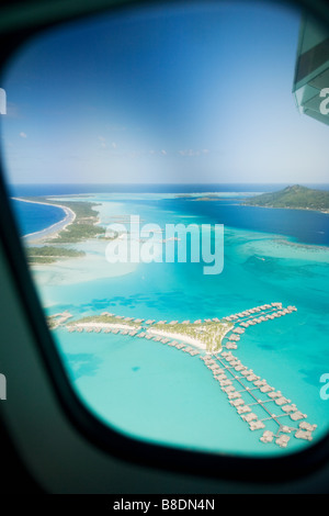 Flugzeug über Gesellschaftsinseln Stockfoto