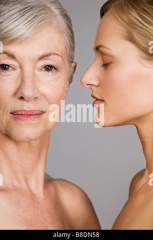 Gesichter der jungen und älteren Frauen Stockfoto