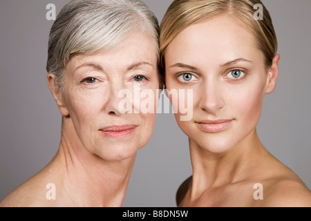 Gesichter der jungen und älteren Frauen Stockfoto