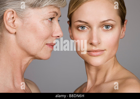 Gesichter der jungen und älteren Frauen Stockfoto