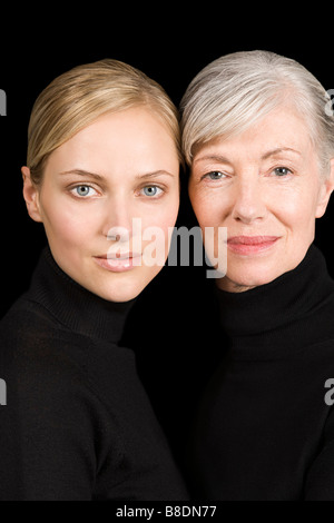 Junge und alte Frauen in schwarz Stockfoto
