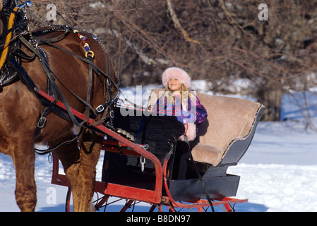 Nordamerika-Kanada-Ontario-Mädchen mit Pferd und Schlitten Stockfoto