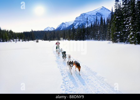 Person, die einen Schlitten durch den Schnee fahren Stockfoto