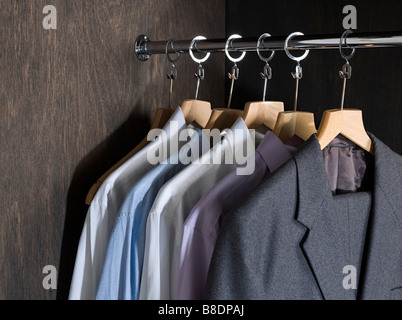 Hemden und Anzüge in einem Schrank Stockfoto