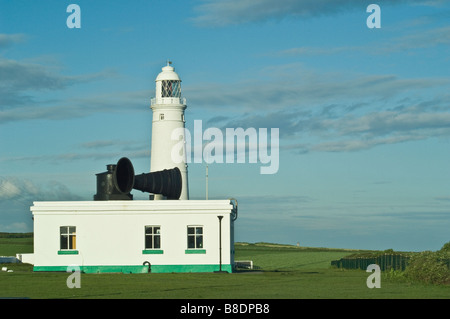 Leuchtturm und Nebelhorn an Nash Punkt auf der Glamorgan Heritage Coast in Süd-Wales Stockfoto