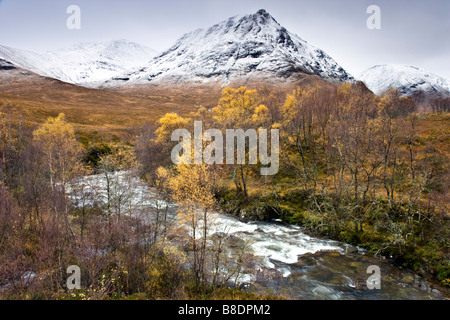Schottische schneebedeckten Landschaft der Berge in der Nähe von Glen Coe. Stockfoto