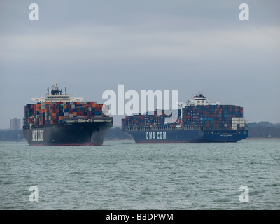 Containerschiffe, NYK Terra (links) und CMA CGM Carmen vorbei einander in Southampton Water UK Stockfoto