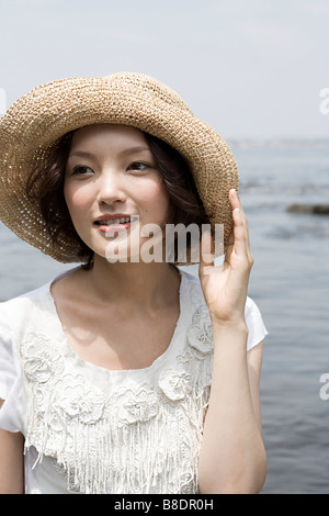 Junge Frau am Meer Stockfoto