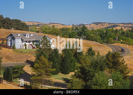 Haus, umgeben von Hügeln in El Dorado, Kalifornien Stockfoto