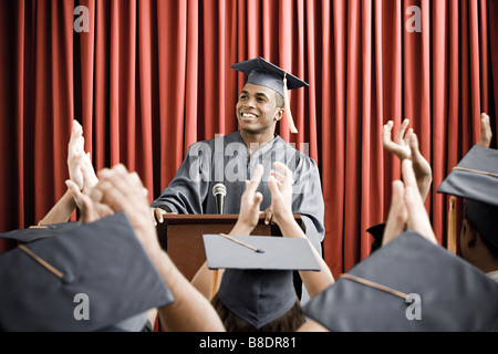 Graduate geben Rede Stockfoto