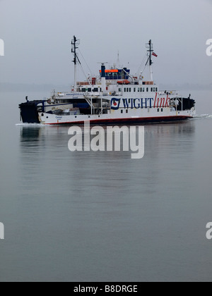 Wightlink pensionierte Auto bald zu Fähre "Cenred" in Richtung Lymington von Yarmouth Isle Of Wight. Stockfoto