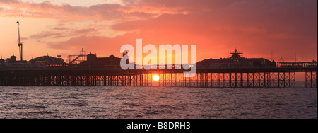 Sunset Pier von Brighton, England Stockfoto