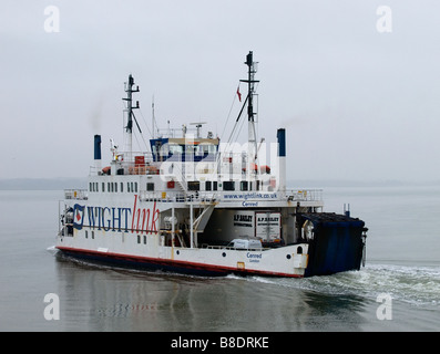 Wightlink pensionierte Auto bald zu Fähre "Cenred" in Richtung Lymington von Yarmouth Isle Of Wight. Stockfoto