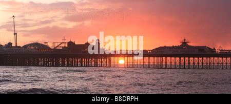 Sunset Pier von Brighton, England Stockfoto