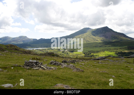 Rhyd Ddu Dorf und die Nant y Betws-Tal von der Snowdon Ranger Weg auf Snowdon, Snowdonia, Nordwales Stockfoto