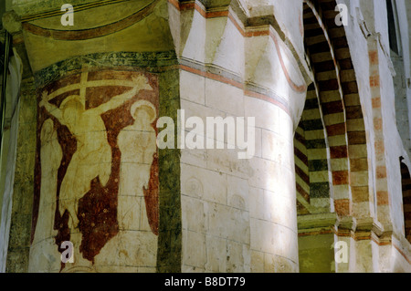 St Albans Kathedrale Norman Kirchenschiff innen mittelalterlicher Wandmalerei Kreuzigung romanische Säule Pier Hertfordshire England UK Bogen Stockfoto