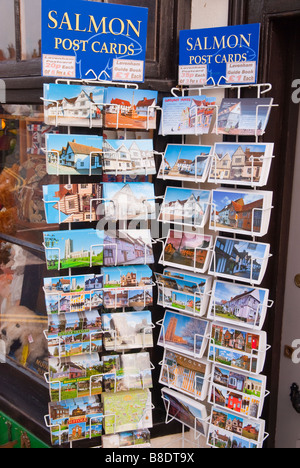 Postkarten zum Verkauf auf einer Postkarte stehen vor einen Shop Shop in Lavenham, Suffolk, Uk Stockfoto