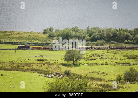 Welsh Highland trainieren im Nant y Betws Tal und Llyn y Gader vom Rhyd Ddu Weg Snowdon, Snowdonia, Nordwales Stockfoto