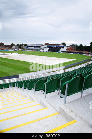 Leere Sitzreihen an Somerset Cricket Club Taunton England mit Bauarbeiten im Hintergrund Stockfoto