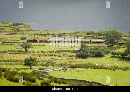 Welsh Highland trainieren im Nant y Betws Tal und Llyn y Gader vom Rhyd Ddu Weg Snowdon, Snowdonia, Nordwales Stockfoto