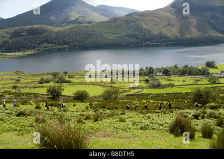 Welsh Highland trainieren im Nant y Betws Tal und Llyn y Gader vom Rhyd Ddu Weg Snowdon, Snowdonia, Nordwales Stockfoto