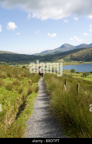 Wanderer in Nant y Betws Tal und Rhyd Ddu Dorf aus der Snowdon Ranger Weg auf Snowdon, Snowdonia, Nordwales Stockfoto