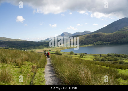 Wanderer in Nant y Betws Tal und Rhyd Ddu Dorf aus der Snowdon Ranger Weg auf Snowdon, Snowdonia, Nordwales Stockfoto