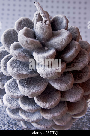 Nahaufnahme einer Christams Kerze in Form eines Pinienzapfens Stockfoto