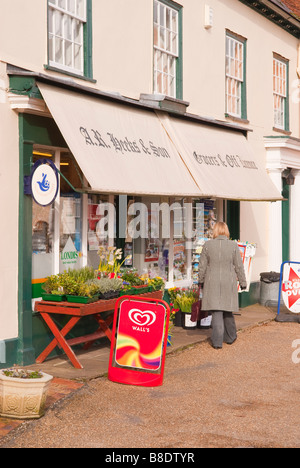 Ein Dorfladen speichern Verkauf Postkarten, Blumen und Eis etc. in Lavenham, Suffolk, Uk Stockfoto