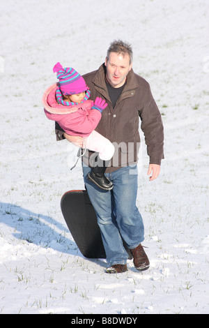Tochter weißen Vater Tochter Toddlerl schwarzen ethnischen Mischlinge glücklich lächelnd Spaß Schnee Eis junge Stockfoto