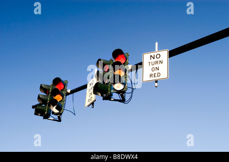 Verkehrsampel ohne Einschalten Rotes Schild, das an einem horizontalen Pfosten vor einem klaren blauen Himmel in den USA hängt. Stockfoto
