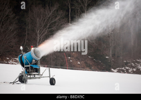 Schnee Maschine werfen Wolke von Kunstschnee auf auf der Piste im Skigebiet Stockfoto