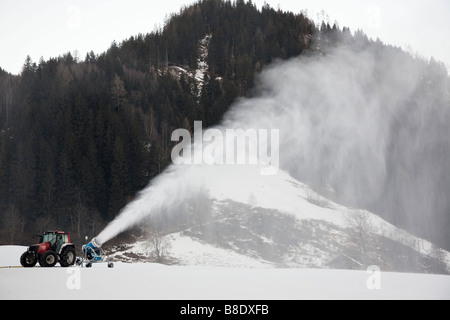 Rauris Österreich Europa Januar Beschneiung Maschine werfen Wolke von Kunstschnee auf auf der Piste im alpinen Ski resort Stockfoto