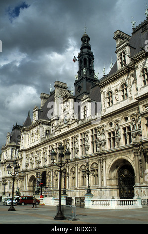 Paris, Hôtel de Ville, Rathaus, Teil der wichtigsten Höhe aus dem Südwesten, mit stürmischen Himmel. Stockfoto