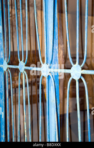 Blaues Gitter über getöntem Glasfenster. Stockfoto