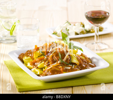 Tortellini mit Tomatensauce Stockfoto